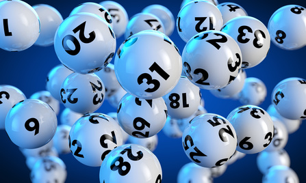 Lottokugeln fliegen auf blauem Hintergrund